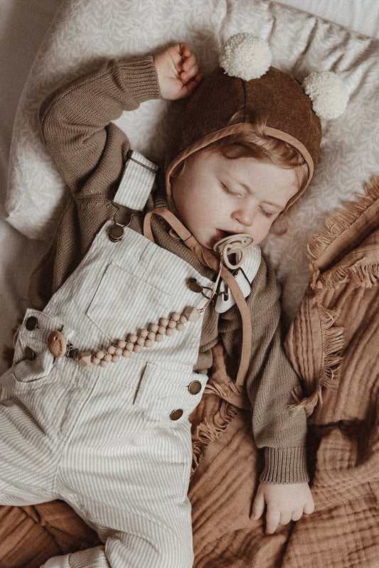 Priponka za dudo iz silikonskih perlic. Minimalistična priponka za dudo za fantke.