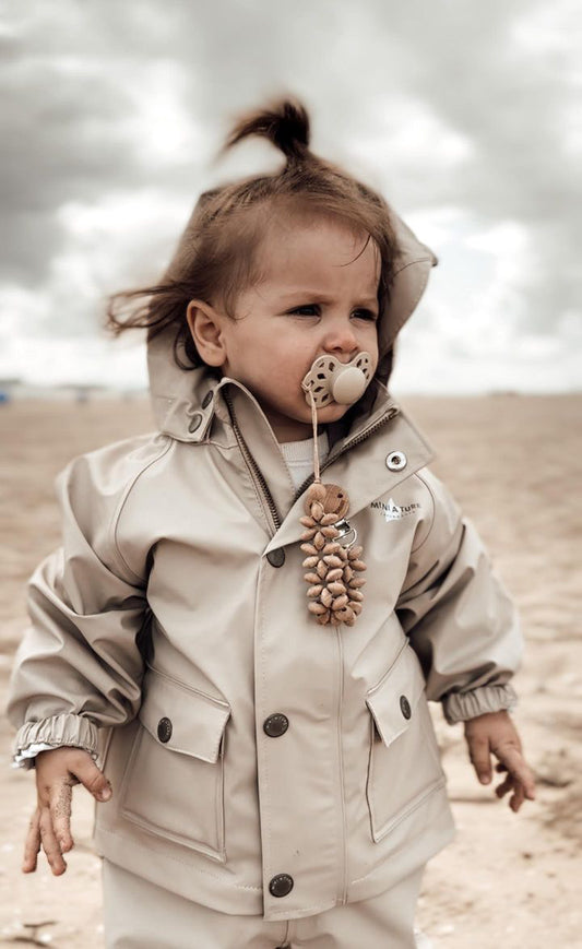 Lesena priponka za dudo v obliki rožic iz bulovega lesa