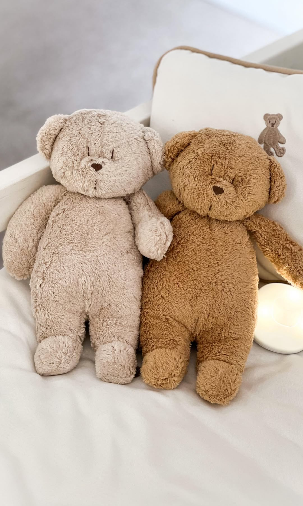 Moonie Medvedek 2.0 Organic Cappuccino - Plišasti medvedek z melodijo in nočno lučko