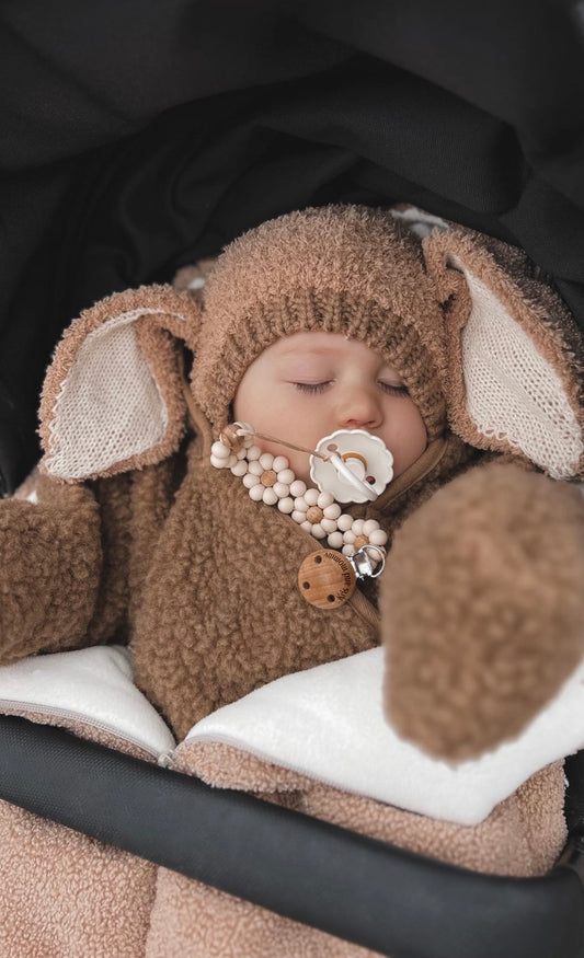 Priponka za dudo rožice, po želji se lahko tudi personalizira. Je varna priponka za dudo narejema iz silikonslih perlic in je primerna za deklice. Flower pacifier clip. Personalizirana priponka za dudo.