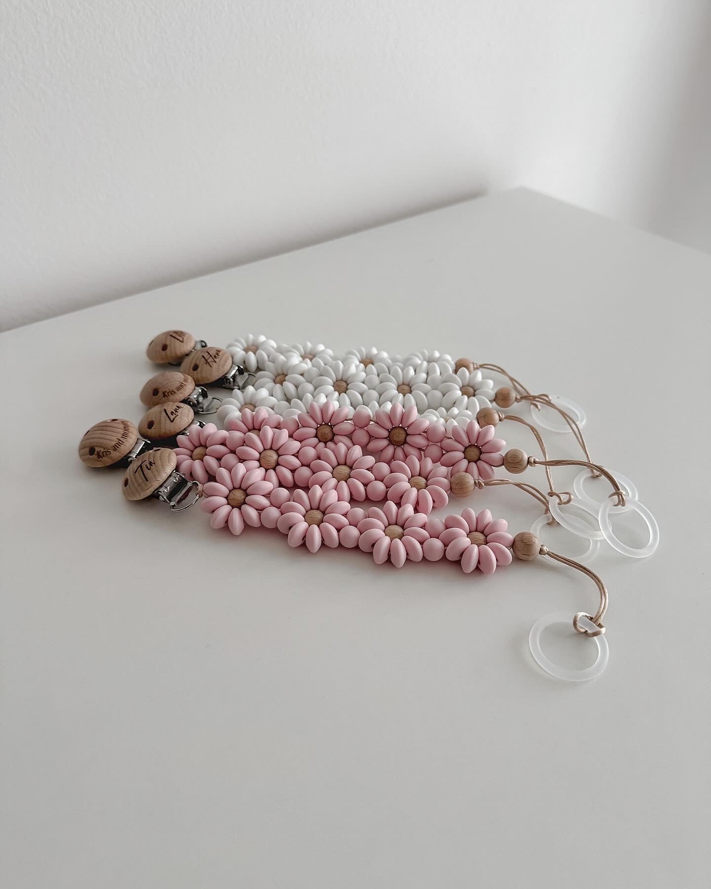 Priponka za dudo - Daisy/Kris