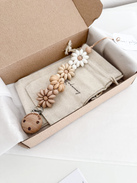 Priponka za dudo v obliki rožice, narejena is silikonskih perlic