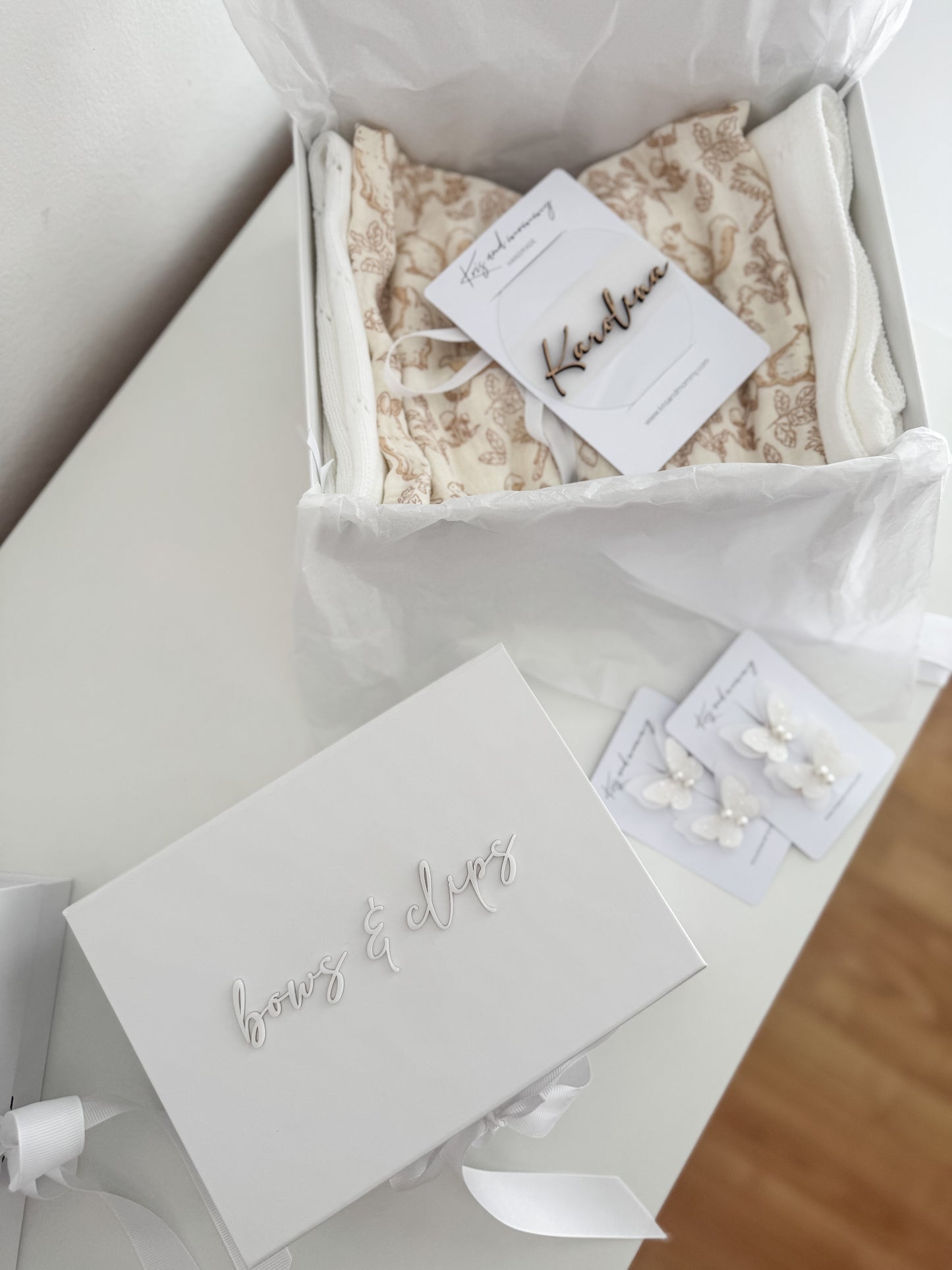 Škatlica za shranjevanje špangic, pentljic in naglavnih trakcev / Beli napis