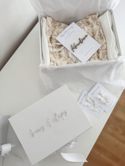 Škatlica za shranjevanje špangic, pentljic in naglavnih trakcev / Beli napis