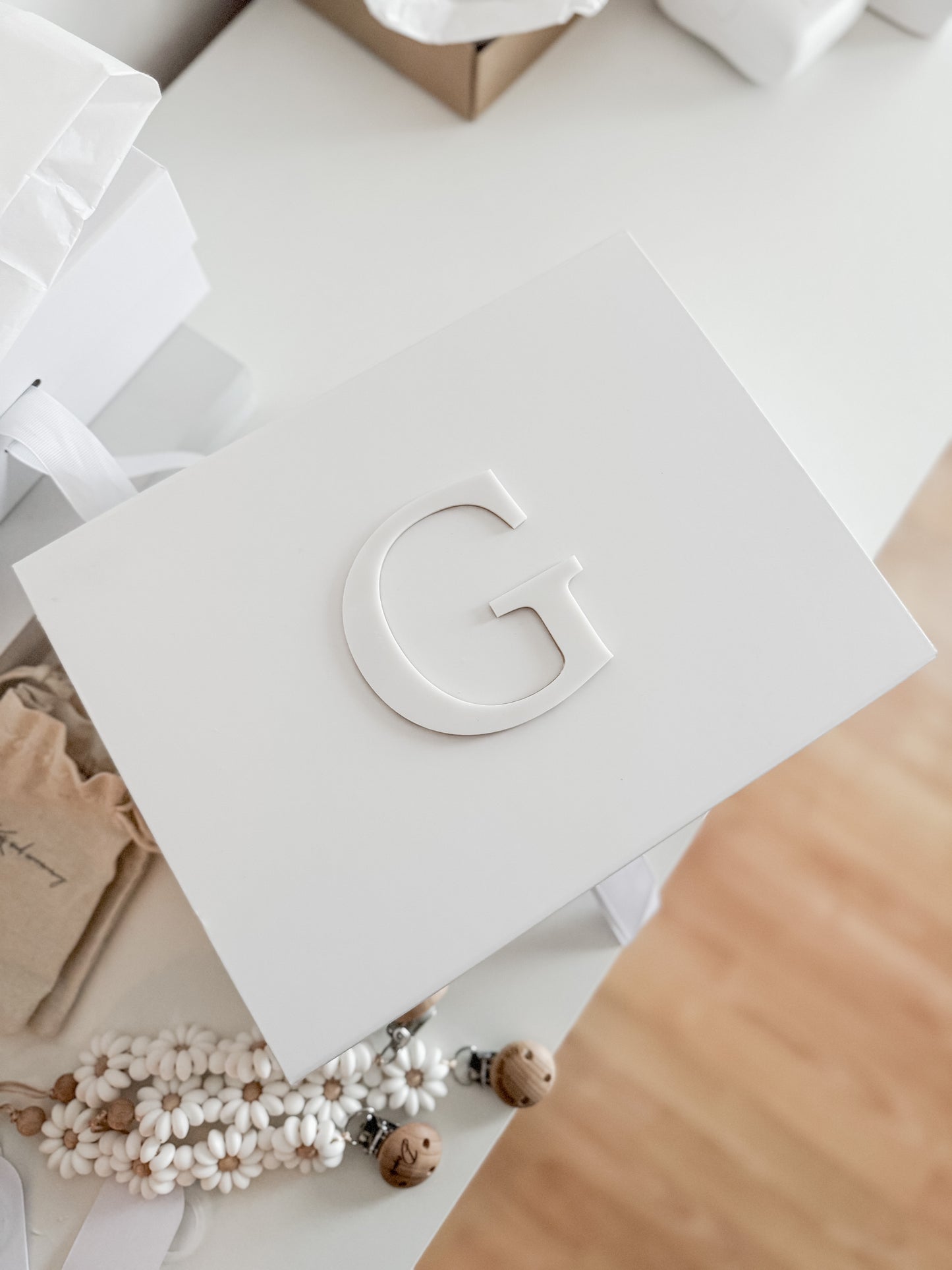 Personalizirana darilna škatla s trakom - inicialka