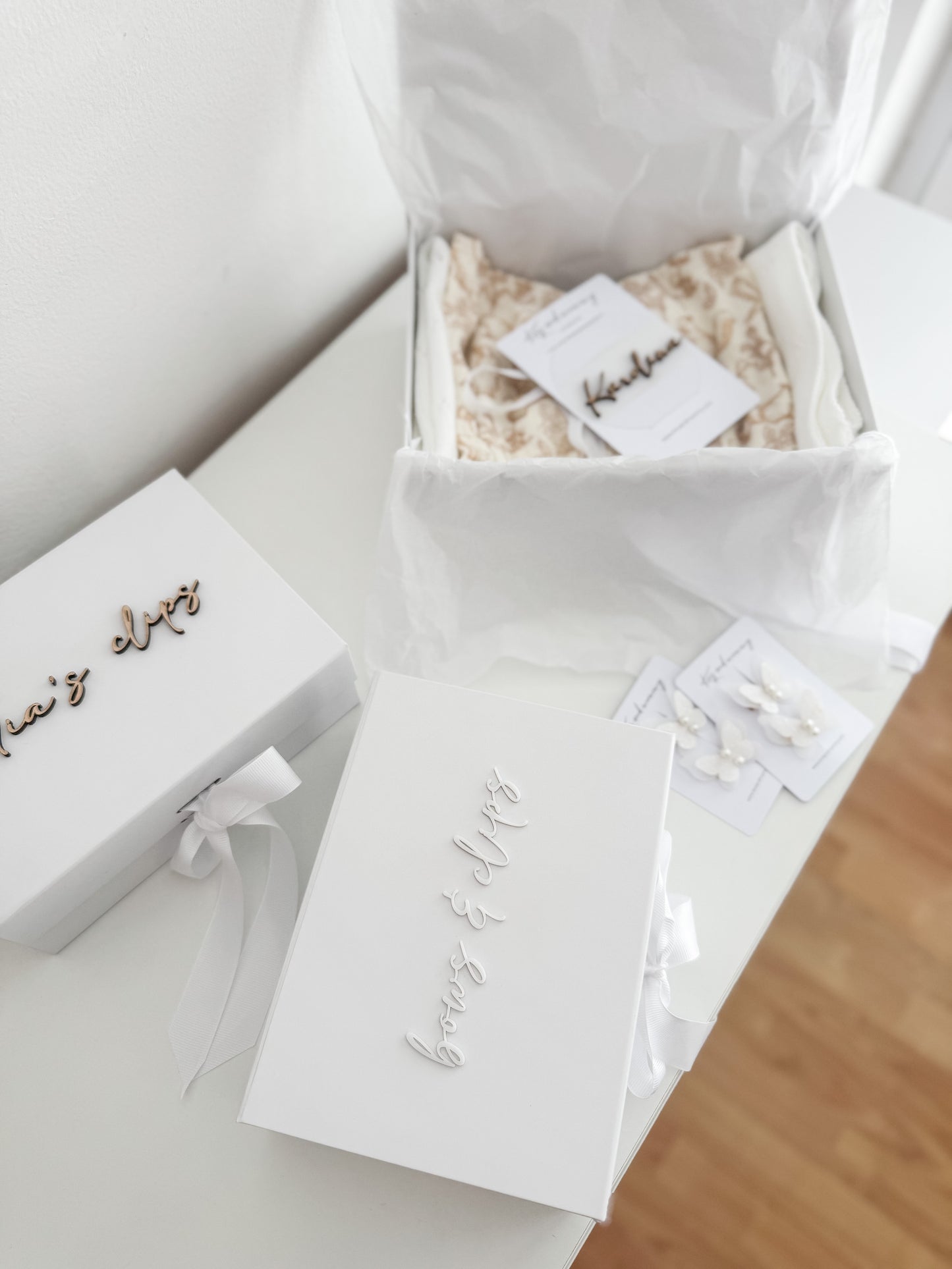 Škatlica za shranjevanje špangic, pentljic in naglavnih trakcev / Beli napis