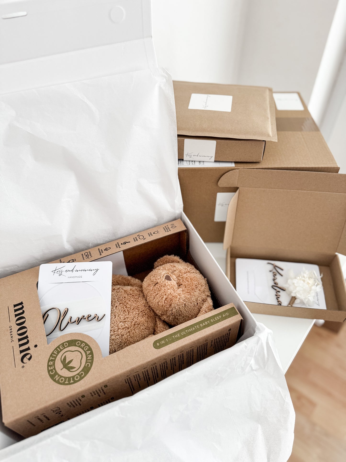 Moonie Medvedek 2.0 Organic Cappuccino - Plišasti medvedek z melodijo in nočno lučko