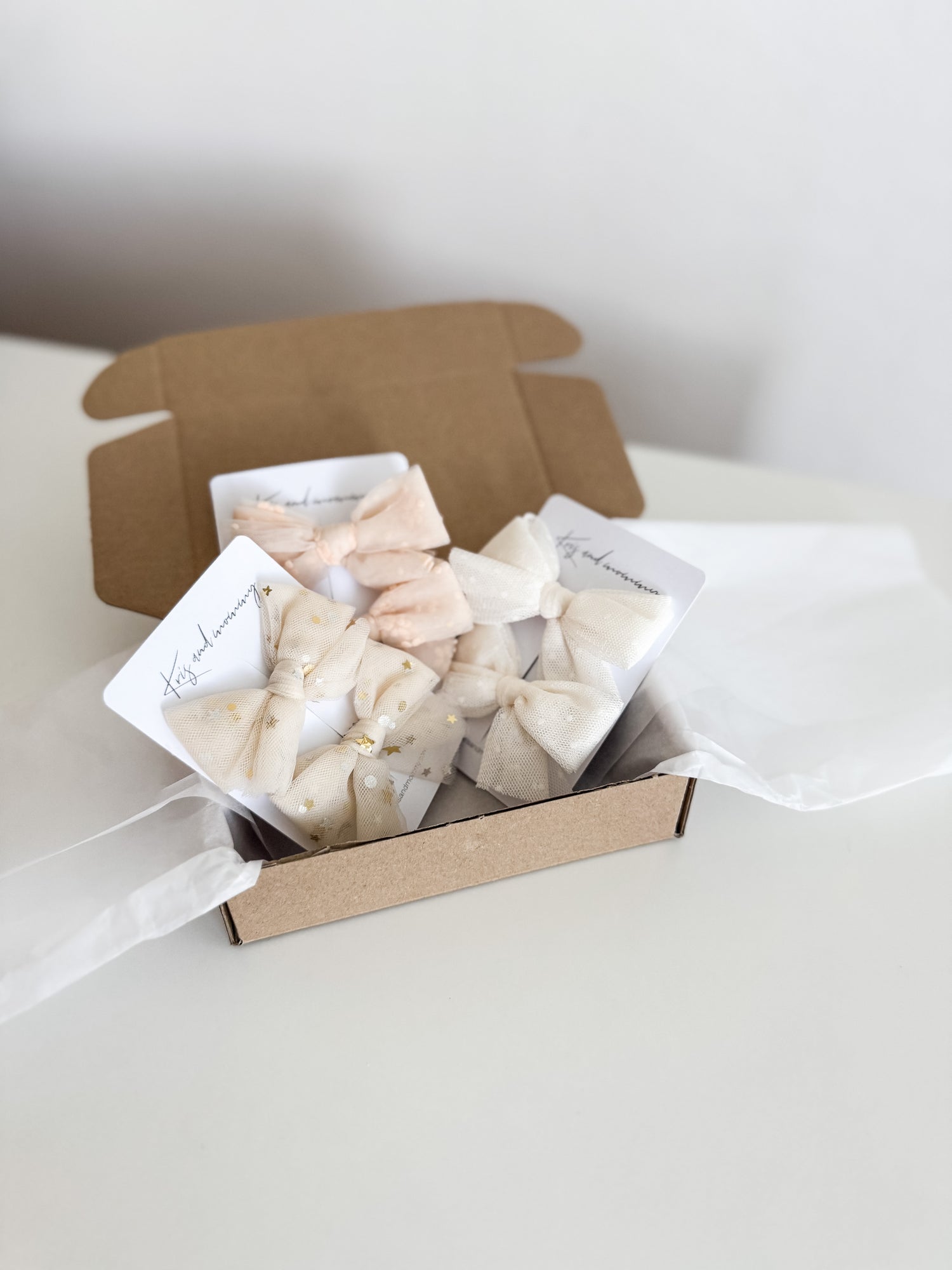 Darilni paket pentljic iz tila. Darilni paket za punčke in njihove pričeske.