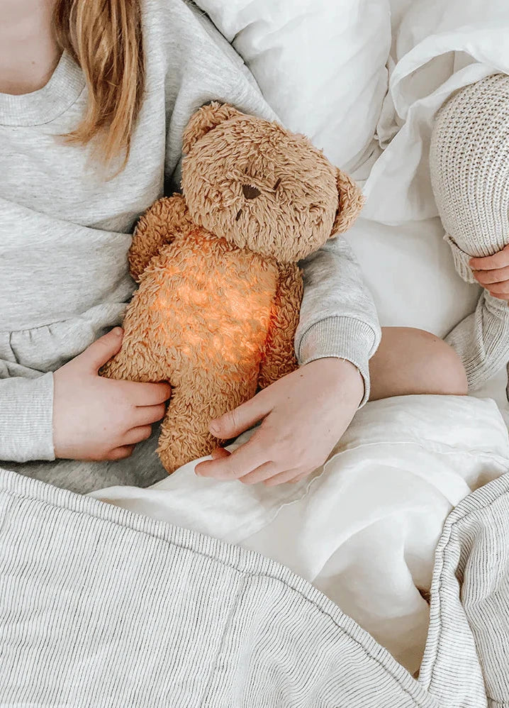 Moonie Medvedek 2.0 Organic Cappuccino - Plišasti medvedek z melodijo in nočno lučko