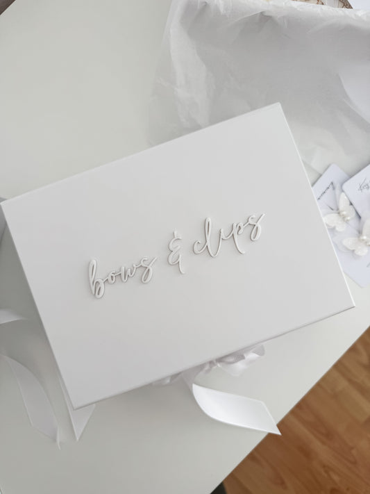 Škatlica za shranjevanje špangic, pentljic in naglavnih trakcev / Beli napis