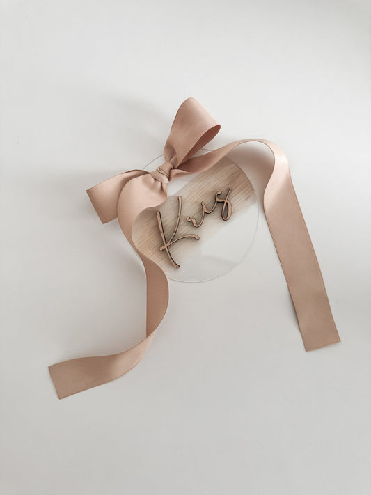 Oznanitvena kartica z imenom in pentljico