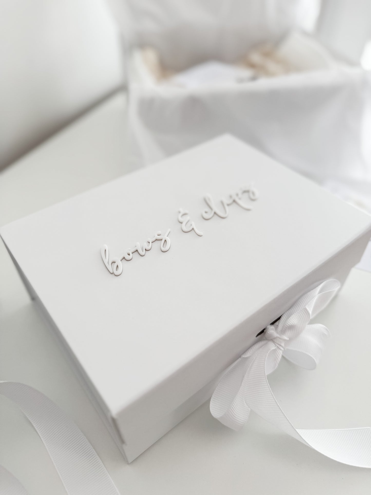 Škatlica za shranjevanje špangic, pentljic in naglavnih trakcev / Beli napis