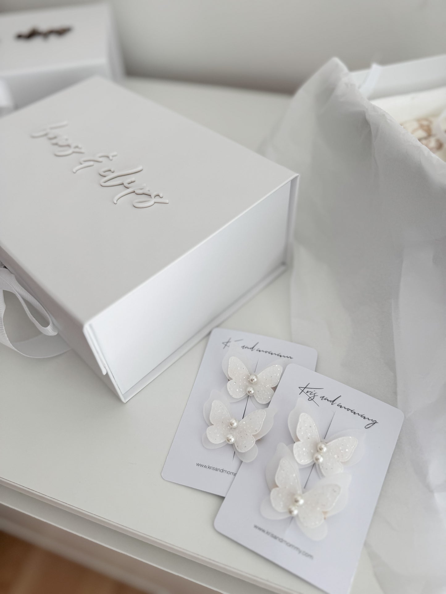 Škatlica za shranjevanje špangic, pentljic in naglavnih trakcev / Beli napis