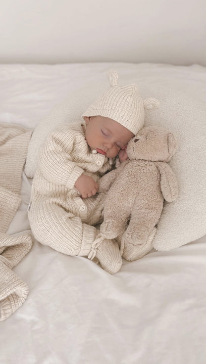 Moonie medvedek Sand Natur iz organskega bombaža s pomirjujočimi zvoki in nežno nočno lučko pomaga dojenčkom mirno in varno zaspati. Plišasti medvedek Moonie.