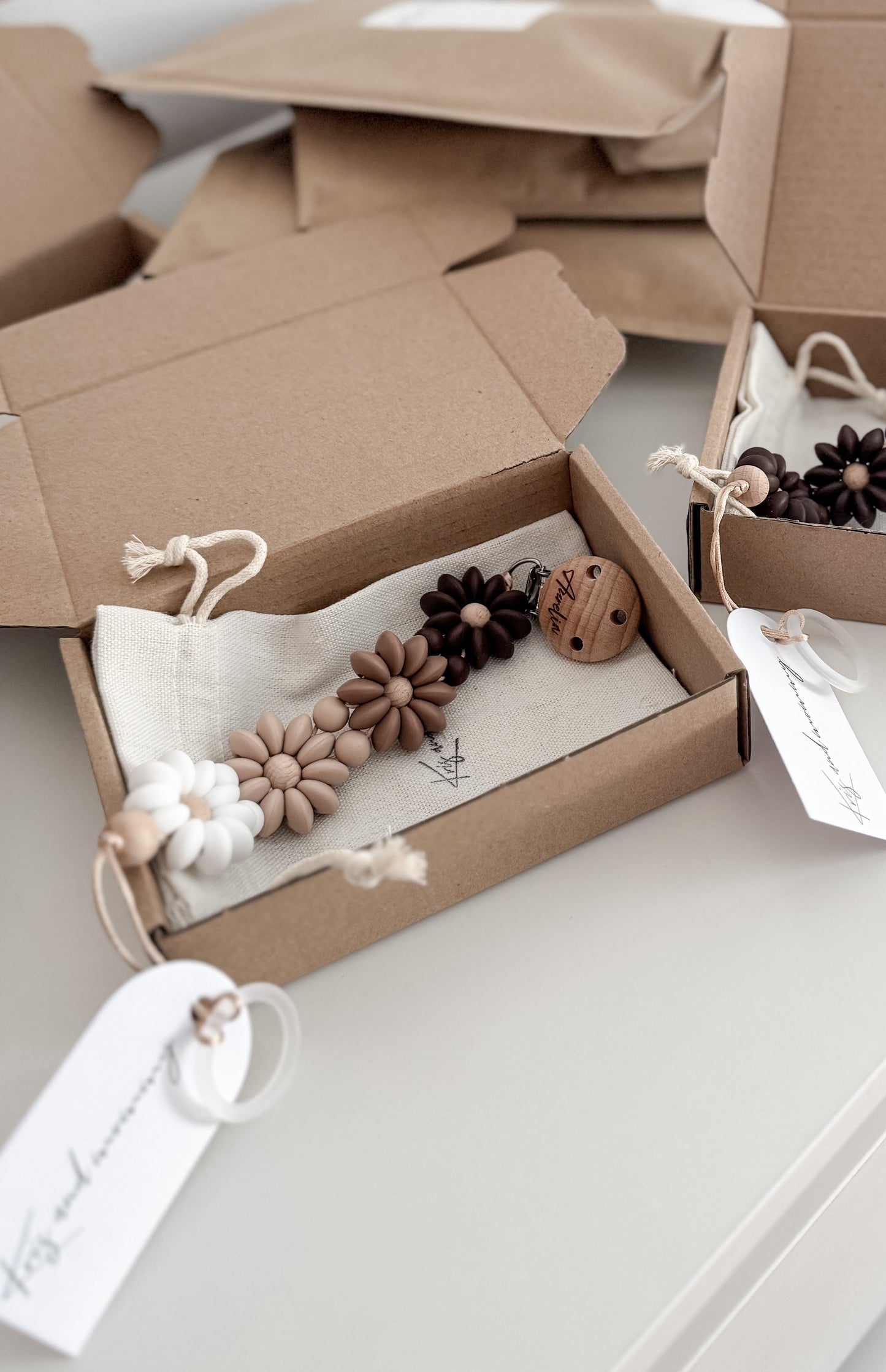 Priponka za dudo Daisy v obliki rožic, ročno narejena iz silikonskih perlic.