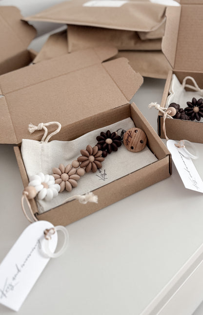 Priponka za dudo Daisy v obliki rožic, ročno narejena iz silikonskih perlic.