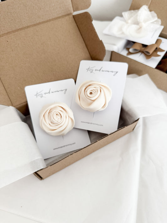 Ročno izdelana satenasta špangica v obliki vrtnice – popolna za deklice in mamice, ki imajo rade nežne in elegantne dodatke za lase